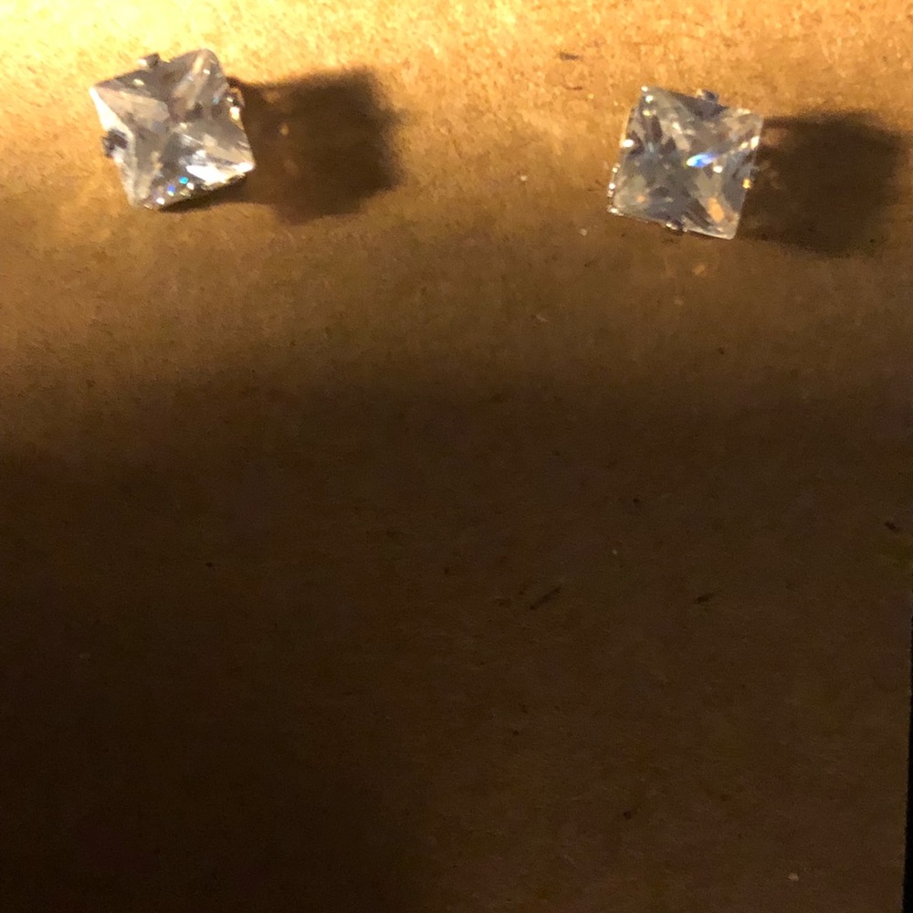 Earrings Studs - Picture 4 of 4